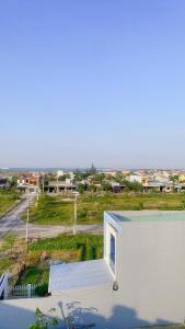 a white building with a view of the ocean at Hotel Bảo Quang in Phú Khê (2)