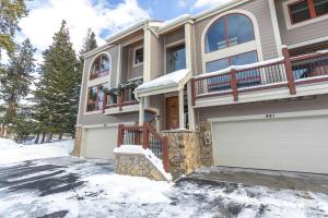 Sunrise Ridge Townhome Hot Tub & and Stunning Views during the winter