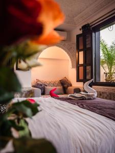 1 dormitorio con cama y ventana en Riad Zagouda, en Marrakech