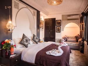 un dormitorio con dos cisnes sentados en una cama en Riad Zagouda en Marrakech