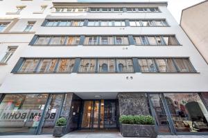 a store front of a white building at HeyMi Apartments Mondschein in Vienna