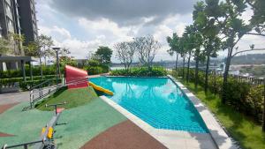 Hồ bơi trong/gần Comfy Tokma's Home Bangi - FREE Wifi, Prime, InfinityPool