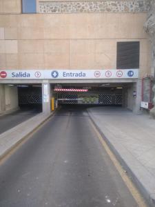 トレドにあるToledo Locum-CON PARKING GRATISの中間のトンネル
