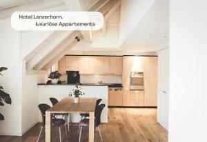 - une cuisine et une salle à manger avec une table et des chaises dans l'établissement Hotel Lenzerhorn, à Lenzerheide