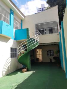 una escalera de caracol verde en el lateral de un edificio en Espaço do Bem Recife, en Recife