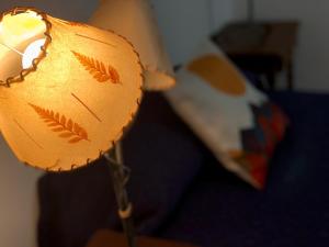 una lámpara con una almohada en un sofá en Ayllu en Salta