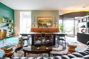 un soggiorno con tavolo e sedie di B2 Hotel Zürich a Zurigo