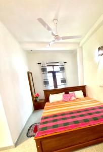 سرير أو أسرّة في غرفة في Kaumadi Villa