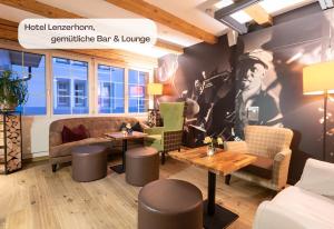 Khu vực lounge/bar tại Hotel Lenzerhorn