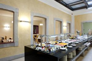 Pousada Palacio de Estoi – Small Luxury Hotels of the World 레스토랑 또는 맛집