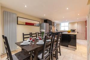 a kitchen and dining room with a table and chairs at Camden Town apartments in London