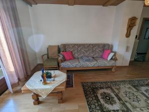 een woonkamer met een bank en een tafel bij Traumhafte Wohnung im Herzen von Zwiesel in Zwiesel