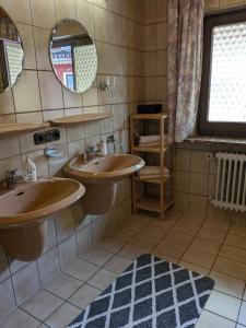 a bathroom with two sinks and a window at Traumhafte Wohnung im Herzen von Zwiesel in Zwiesel