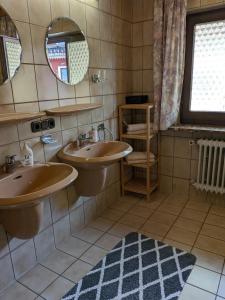a bathroom with two sinks and a window at Traumhafte Wohnung im Herzen von Zwiesel in Zwiesel +18 photos