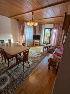 een woonkamer met een tafel en een bank bij Traumhafte Wohnung im Herzen von Zwiesel in Zwiesel