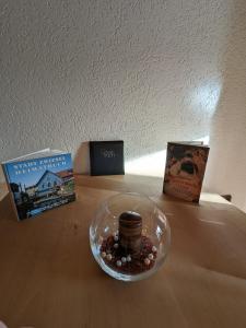 een tafel met twee boeken en een kom stenen bij Traumhafte Wohnung im Herzen von Zwiesel in Zwiesel