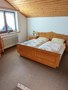 A bed or beds in a room at Traumhafte Wohnung im Herzen von Zwiesel