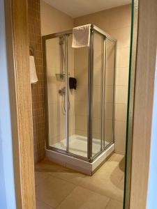um chuveiro com uma porta de vidro na casa de banho em Hotel Bruc em El Bruc