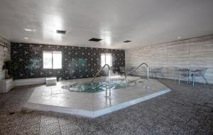 bañera de hidromasaje en una habitación con mesa y sillas en Hotel Elev8 Flagstaff I-40 Exit 198 Butler Ave en Flagstaff