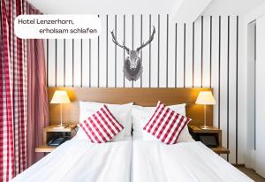 Rúm í herbergi á Hotel Lenzerhorn - Alpine Stay, Spa & Savour