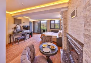 un salon avec un mur en pierre et un salon avec une cheminée dans l'établissement Ağva Pieria Luxury Hotel Plus 16, à Ağva