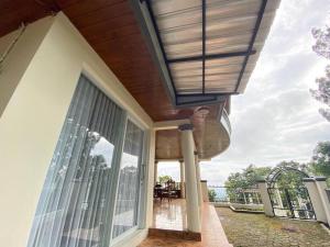 的住宿－Villa Nada Situgunung.，门廊,带遮阳篷和阳台