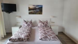 Un pat sau paturi într-o cameră la Bergnest