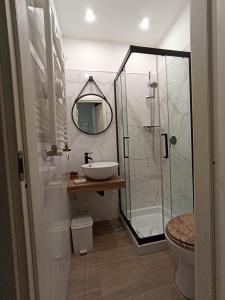 La salle de bains est pourvue d'une douche en verre et d'un lavabo. dans l'établissement AD Trastevere Guest House, à Rome