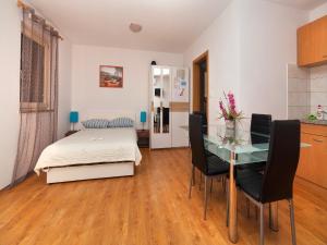 1 dormitorio con cama y mesa de cristal en Apartments Barbara, en Brseč