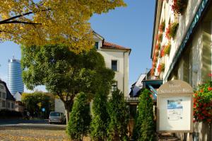 una calle en una ciudad con un cartel delante de un edificio en Schwarzer Bär Jena, en Jena