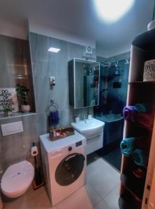 uma casa de banho com um lavatório, um WC e um chuveiro em UNDER the SKY em Rijeka