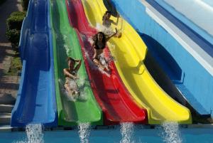 um grupo de pessoas montadas num escorrega aquático em Villaggio Albatros Resort em Lesina