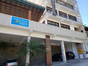 um edifício com um sinal azul em frente em Hospedaria Vitória Mar em Ubatuba mais 102 fotografias