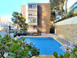 una piscina frente a un edificio en Apartment Don Lorenzo by Interhome, en Benidorm