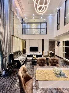 een grote woonkamer met banken en een televisie bij Bangi Evo Luxury Suite in Bandar Baru Bangi