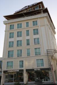 ein großes Gebäude mit einem Hotel darüber in der Unterkunft Kommageneiz hotel in Adıyaman