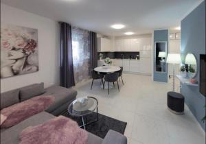 salon z kanapą i stołem w obiekcie ALEXANDRE w mieście Zadar