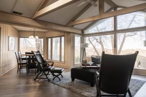 a living room with a table and chairs andwindows at Inn at Crestwood in Boone