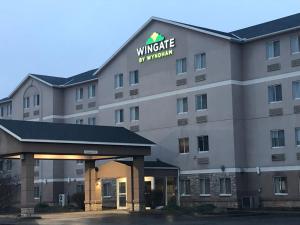 a hotel with a sign on the front of it at Wingate by Wyndham Ashland in Ashland