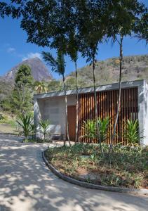 a house in a desert with a mountain in the background at Casa Marambaia Hotel in Petrópolis
