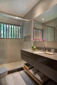 a bathroom with a sink and a shower at Casa Marambaia Hotel in Petrópolis