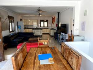 ein Wohnzimmer mit einem Holztisch und einer Küche in der Unterkunft 4 Bedroom, Luxury Villa - Heated Pool in Villamartin