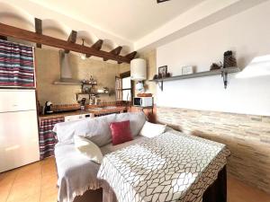 a living room with a couch and a kitchen at tuGuest Carataunas Apartment Alpujarra V in Carataunas