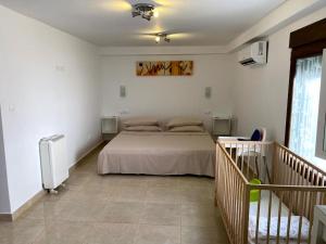 ein Schlafzimmer mit einem Bett in einem weißen Zimmer in der Unterkunft 4 Bedroom, Luxury Villa - Heated Pool in Villamartin