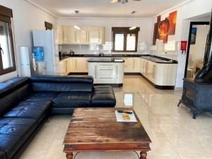 Kuchyň nebo kuchyňský kout v ubytování 5 Bedroom, Luxury Villa - Heated Pool