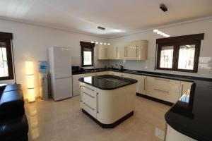 Kuchyň nebo kuchyňský kout v ubytování 5 Bedroom, Luxury Villa - Heated Pool