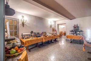 فندق ماديسون في روما: غرفة كبيرة مع صف طويل من الطاولات
