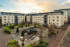 um edifício de apartamentos com um parque em frente em DCU Rooms em Dublin