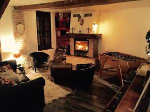 salon z kominkiem i stołem w obiekcie Charmante maison idéale pour weekend entre amis w mieście Selles-Saint-Denis
