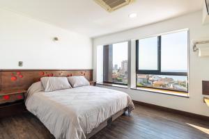 a bedroom with a bed and a large window at Hotel Ossido Nero in Viña del Mar